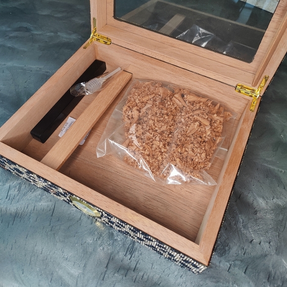 Fierce Cigar Humidor Box with Humidifier - Picture 10 of 11